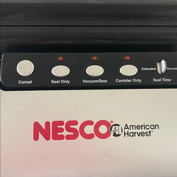NESCO VS-02 Vacuum Sealer Machine /Food Starter Kit with Automatic Shut-Off - Picture 4 of 10
